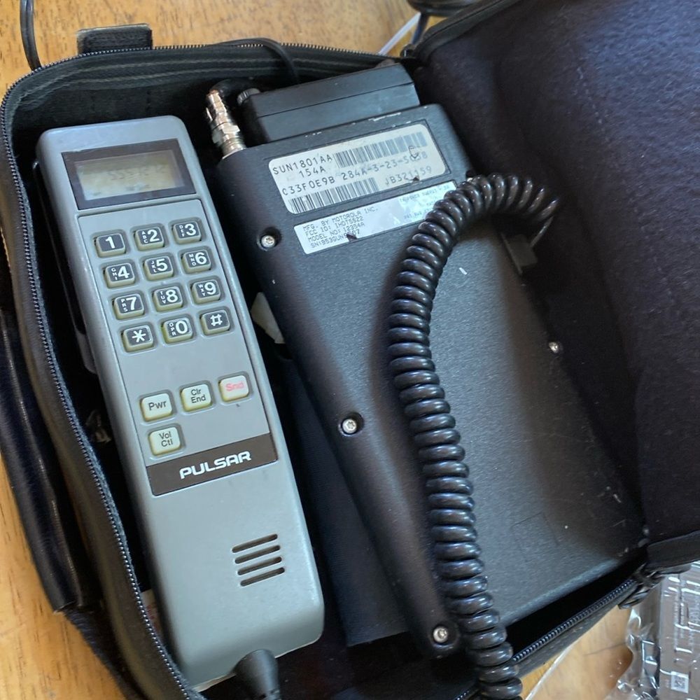 Pulsar bag phone vintage black powers up